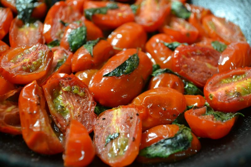 Yaourt au lait de brebis aux tomates confites et à la ciboulette