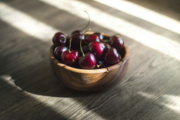 /images/recipe/resized/2024/07/bunch-of-red-cherries-in-brown-bowl-600x400xcropped.jpg